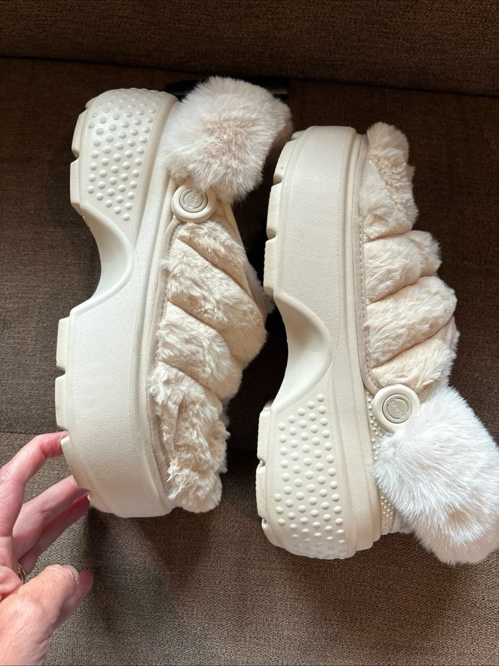 Crocs STUCCO CROCS STOMP FAUX FUR LINED QUILTED PLATFORM CLOGS Men’s 5 Women’s 7